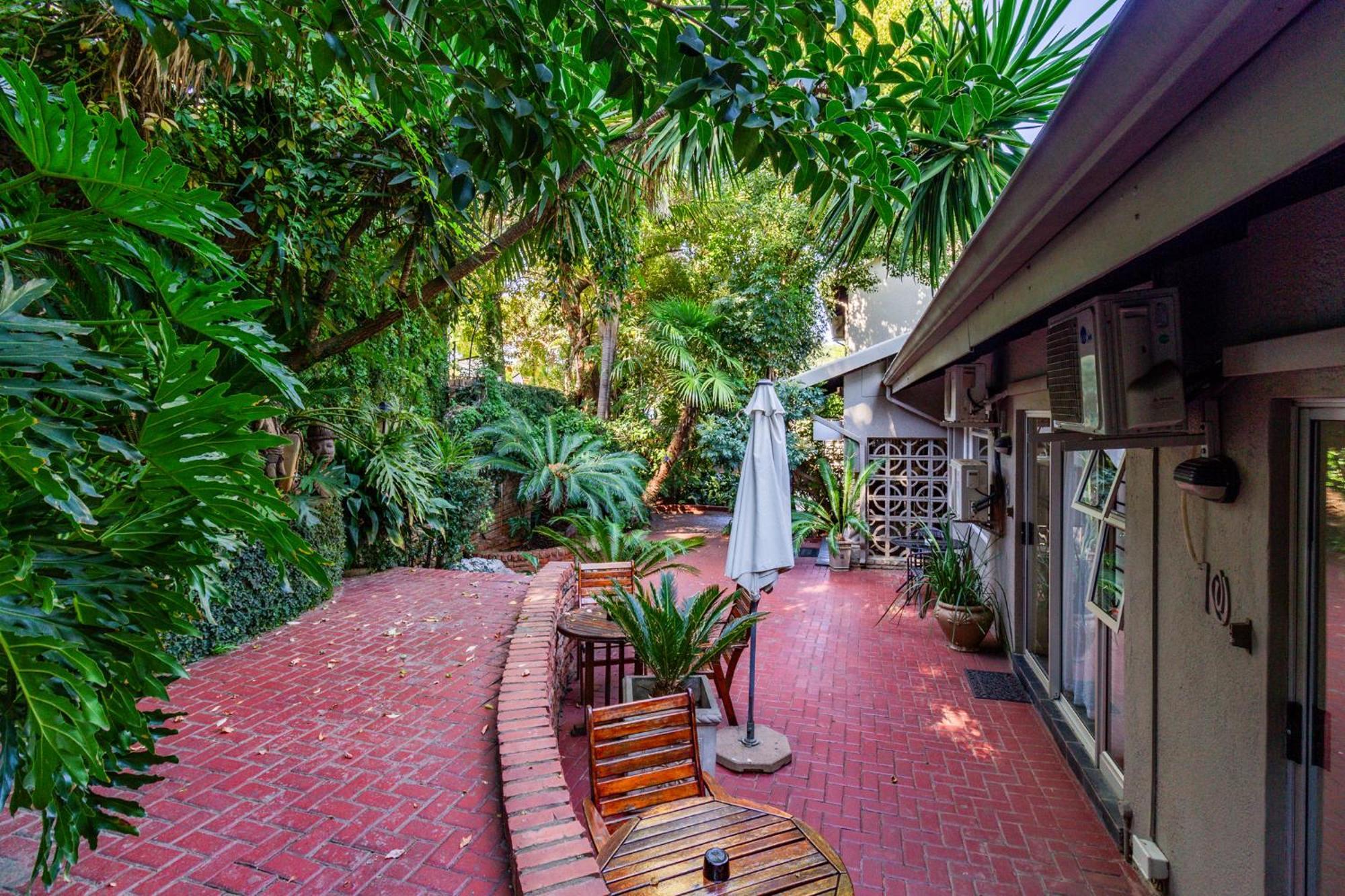 Pumleni Guesthouse Hartbeespoort Bagian luar foto