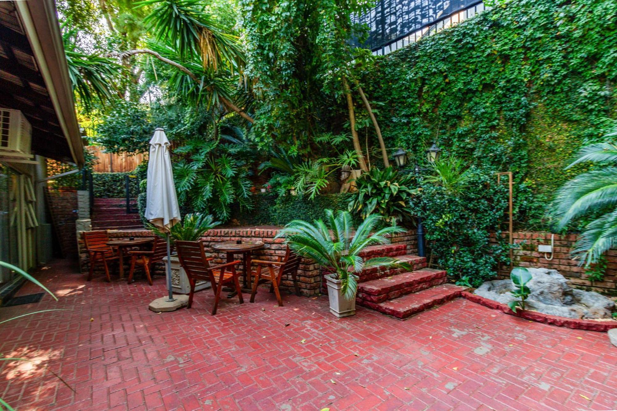 Pumleni Guesthouse Hartbeespoort Bagian luar foto