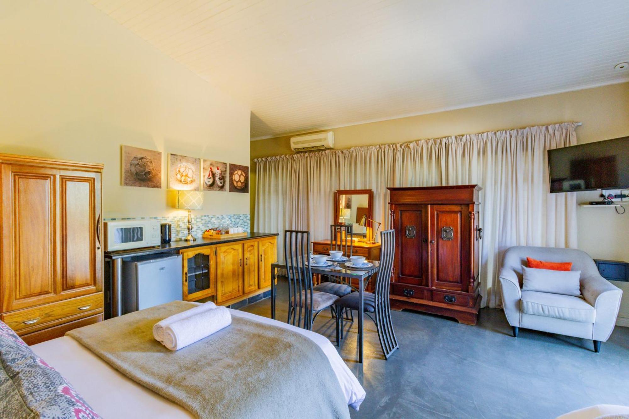 Pumleni Guesthouse Hartbeespoort Bagian luar foto