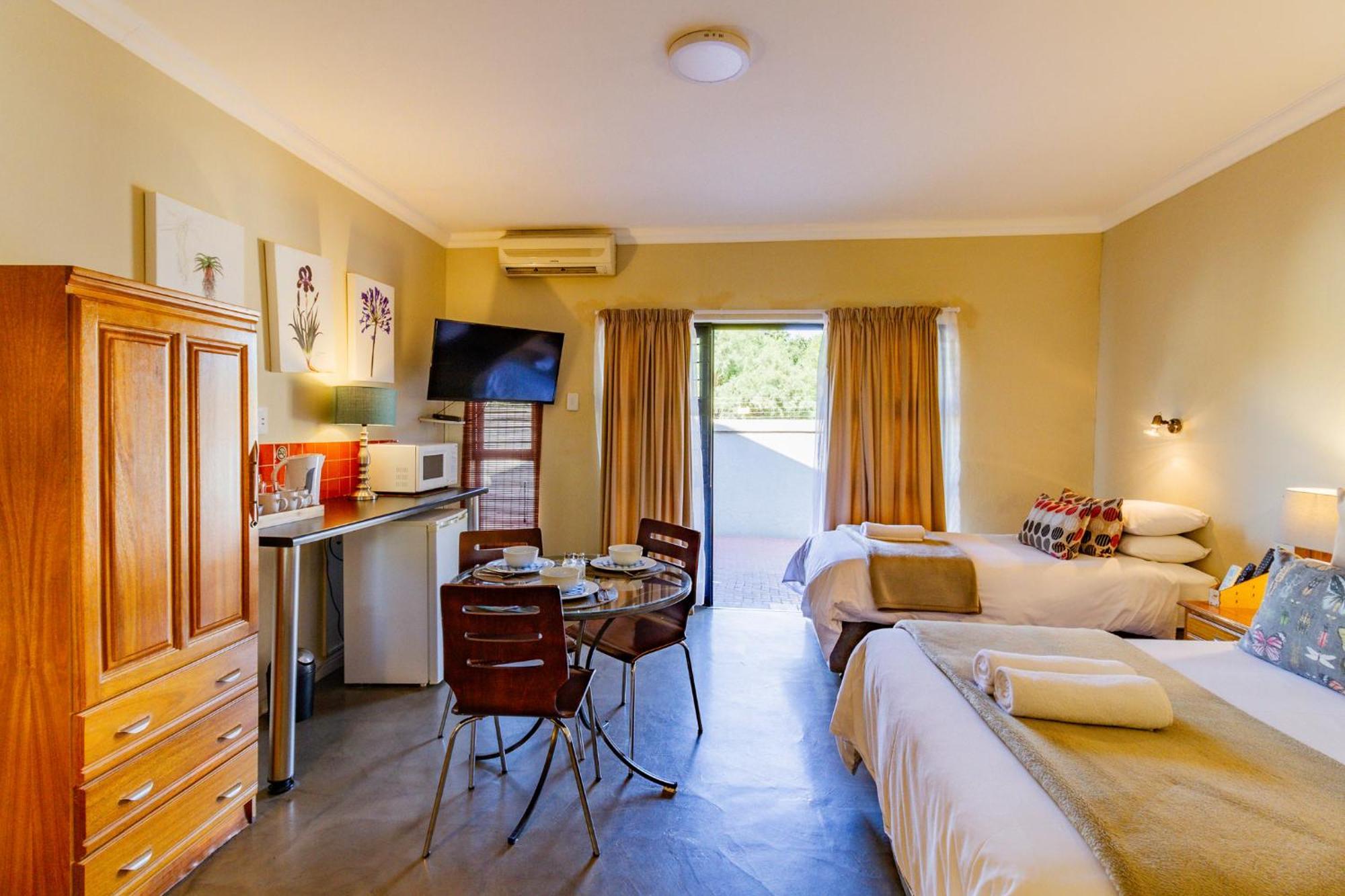 Pumleni Guesthouse Hartbeespoort Bagian luar foto