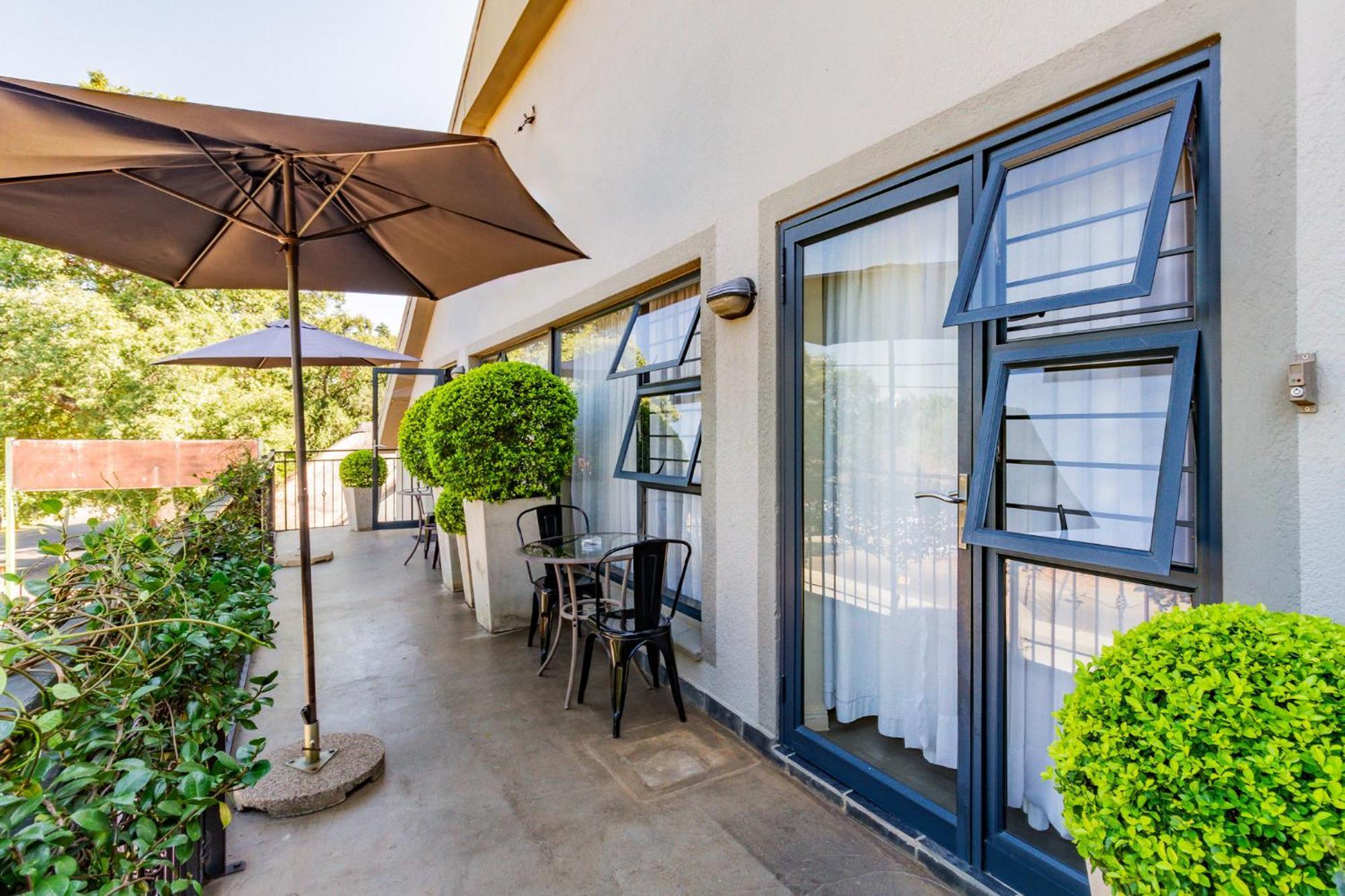 Pumleni Guesthouse Hartbeespoort Bagian luar foto