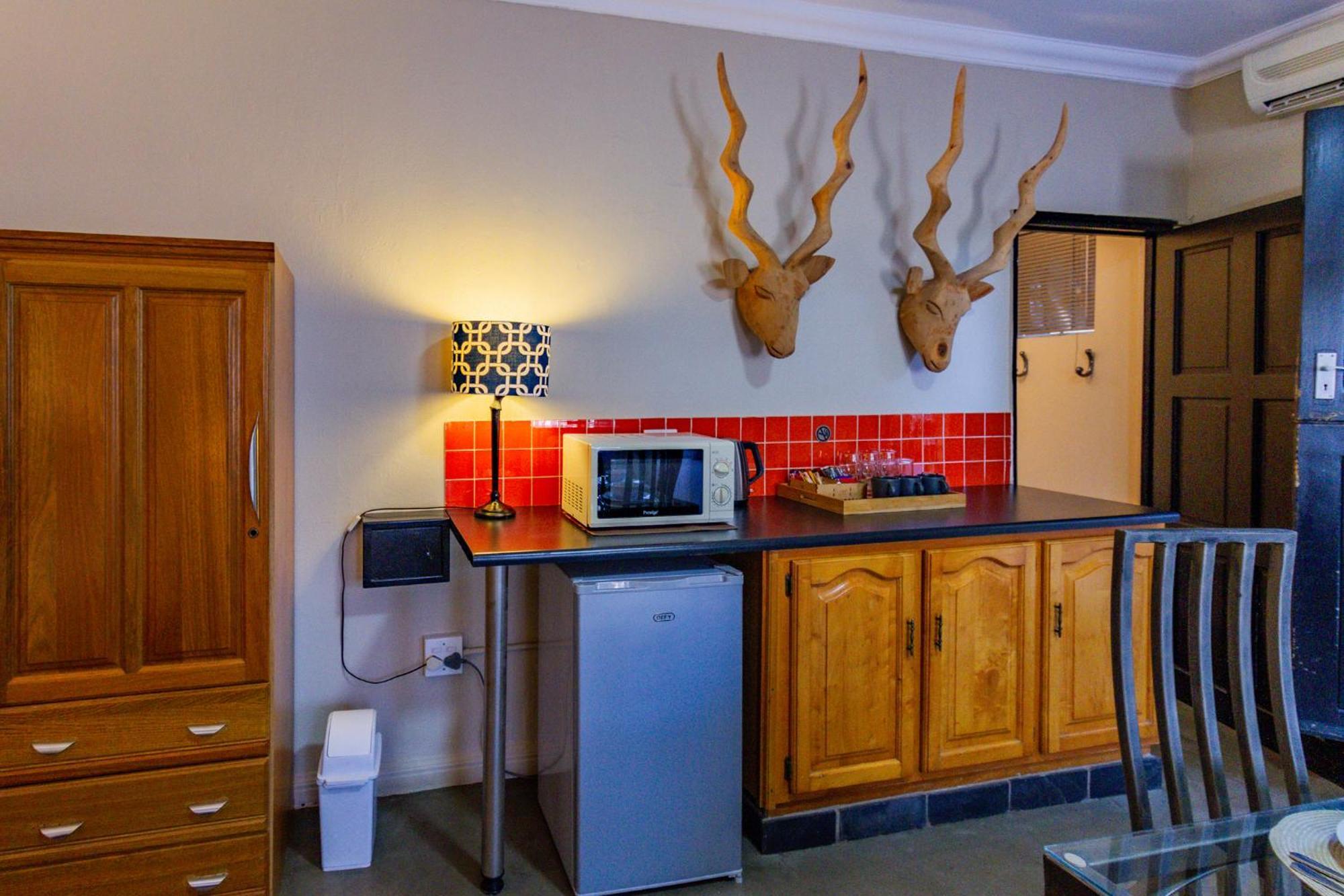 Pumleni Guesthouse Hartbeespoort Bagian luar foto