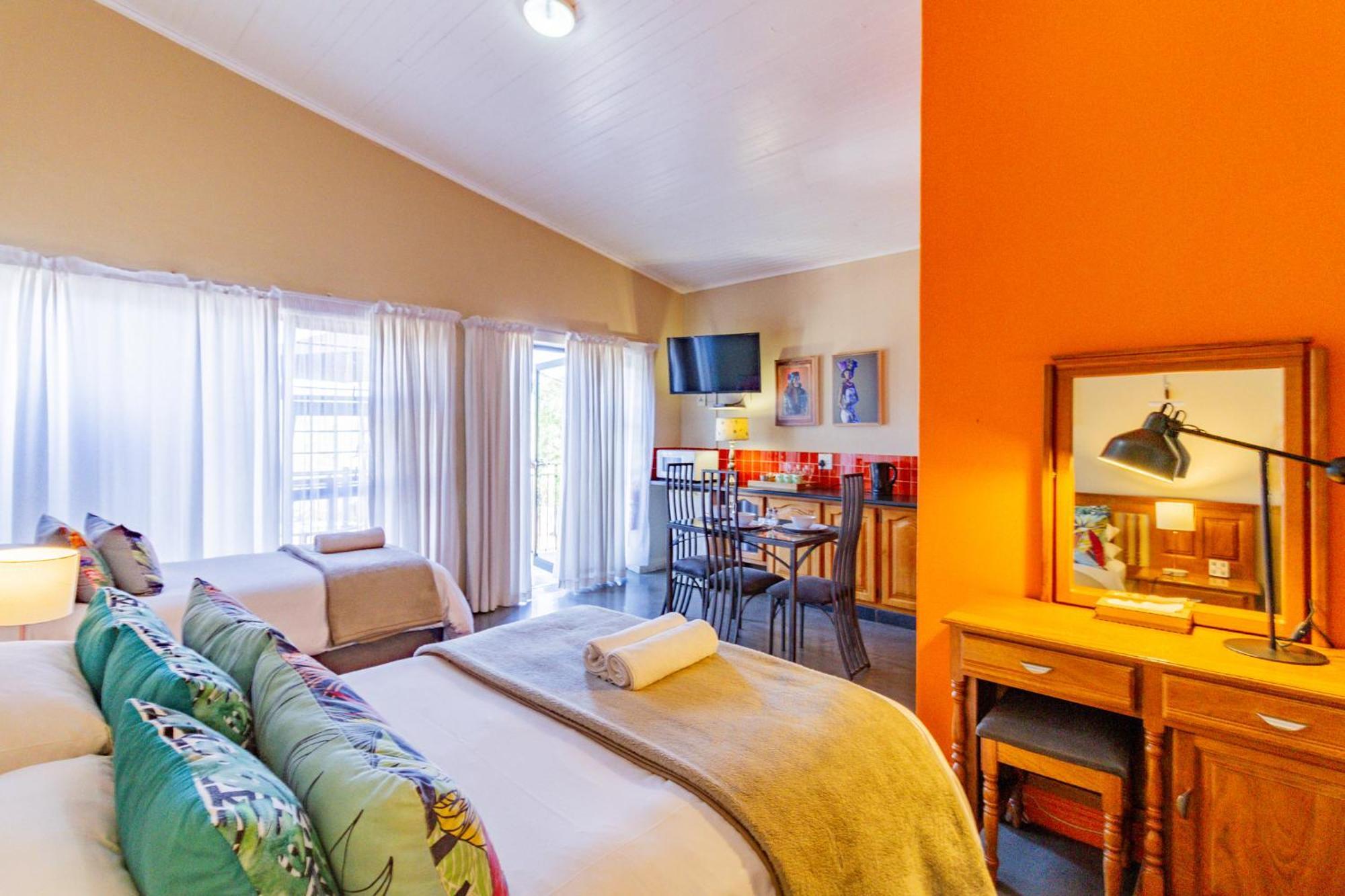 Pumleni Guesthouse Hartbeespoort Bagian luar foto