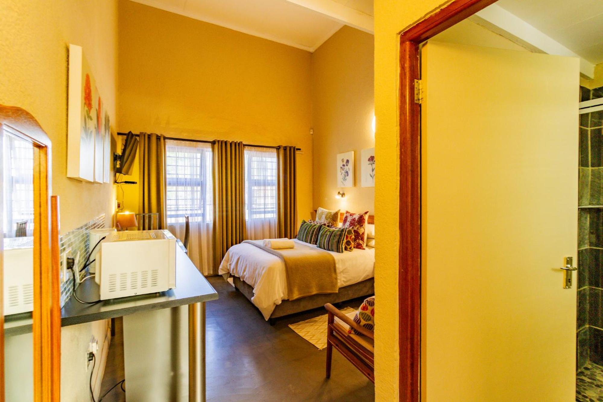 Pumleni Guesthouse Hartbeespoort Bagian luar foto