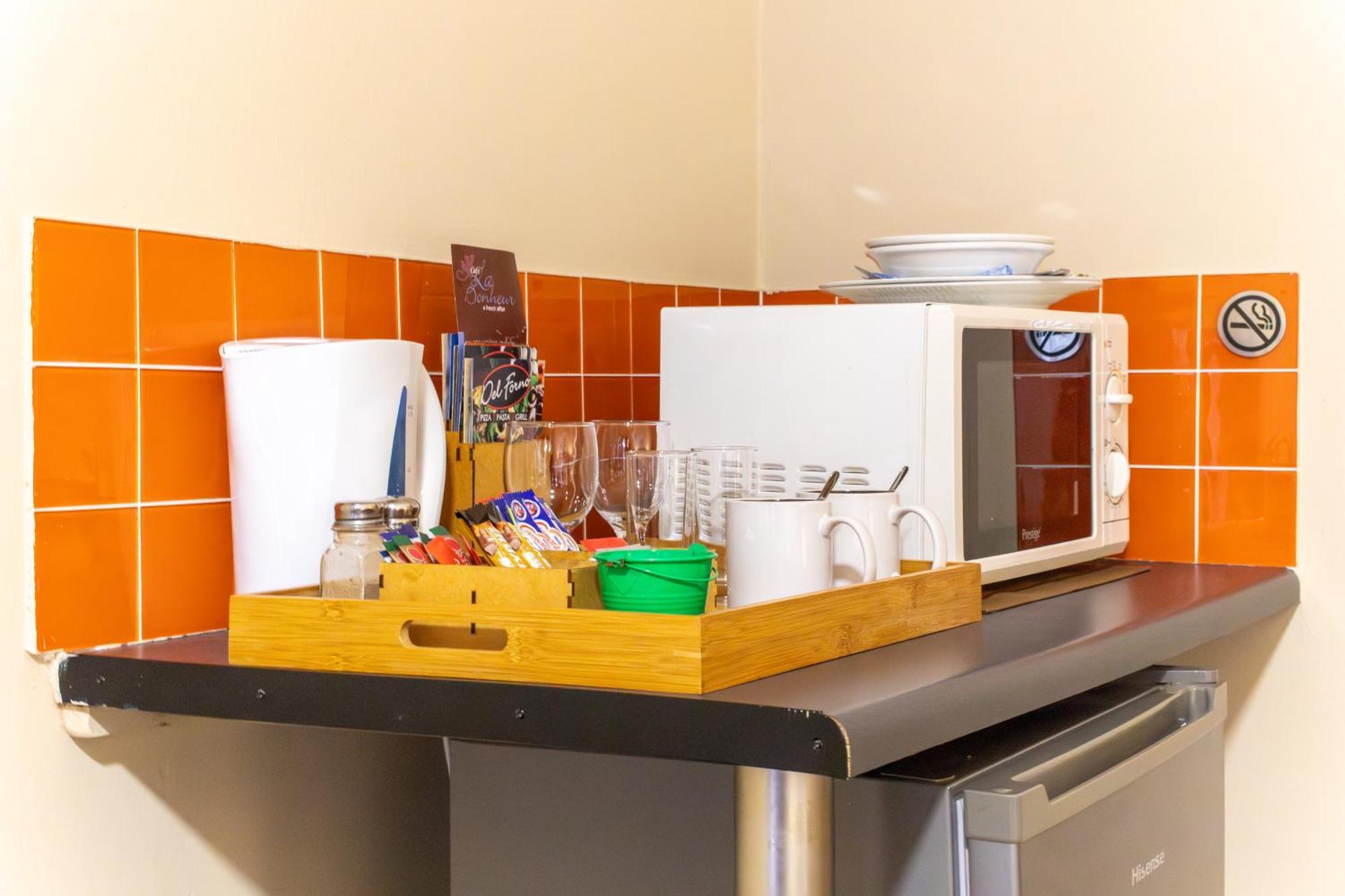 Pumleni Guesthouse Hartbeespoort Bagian luar foto