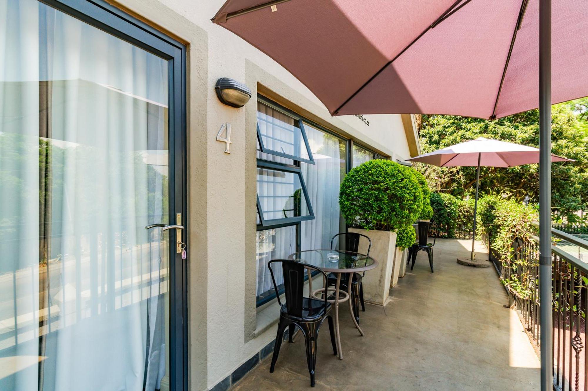 Pumleni Guesthouse Hartbeespoort Bagian luar foto