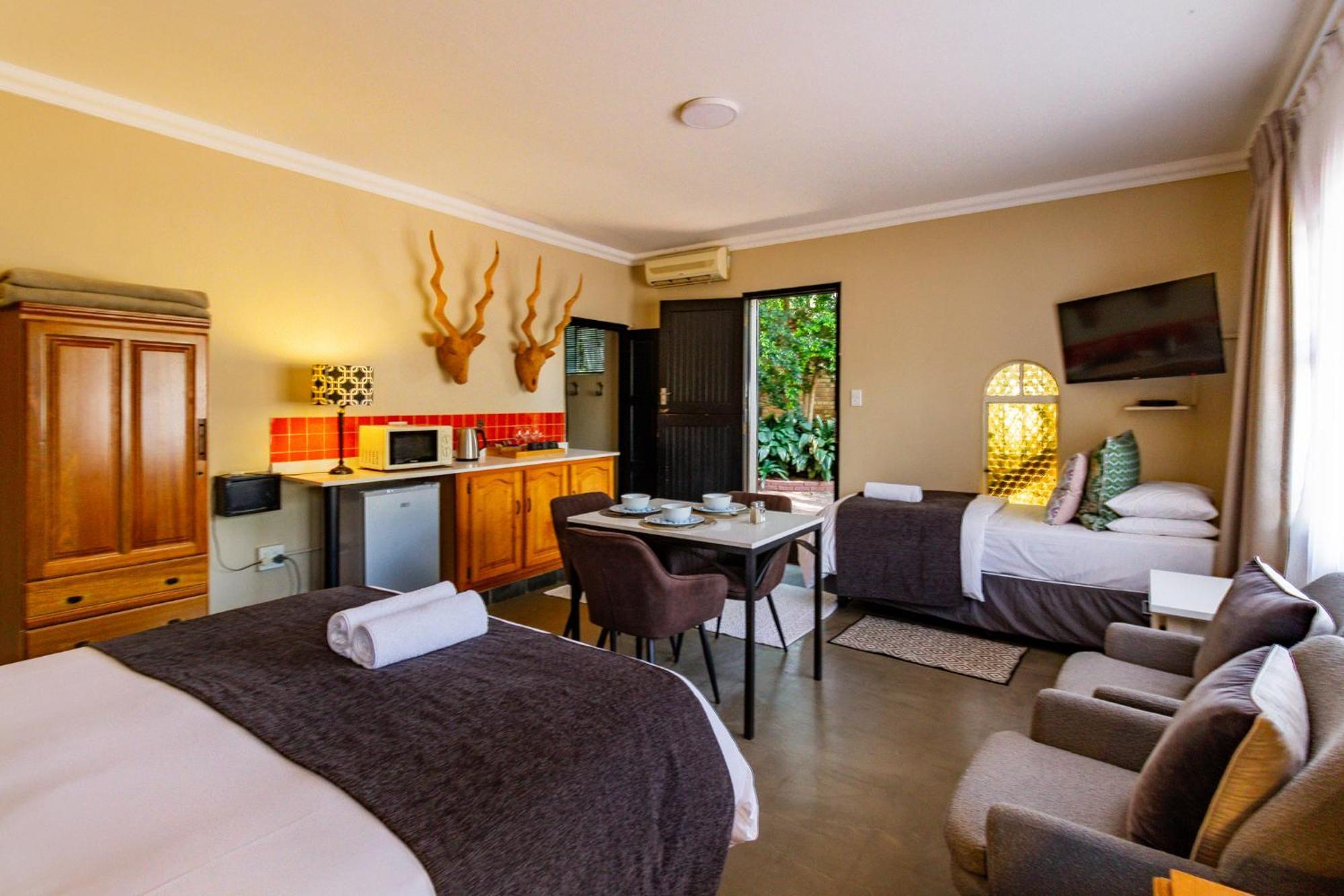 Pumleni Guesthouse Hartbeespoort Bagian luar foto