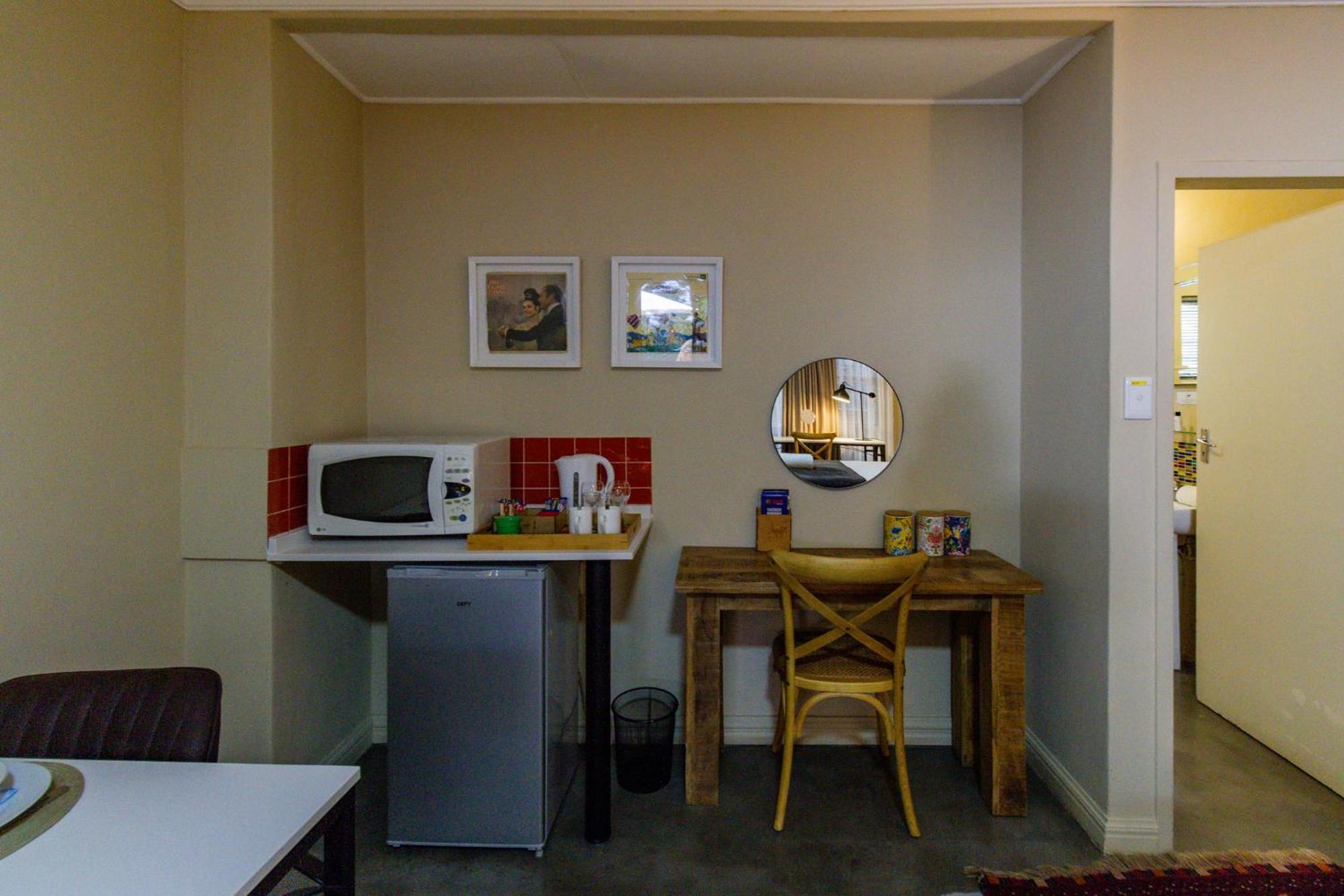 Pumleni Guesthouse Hartbeespoort Bagian luar foto
