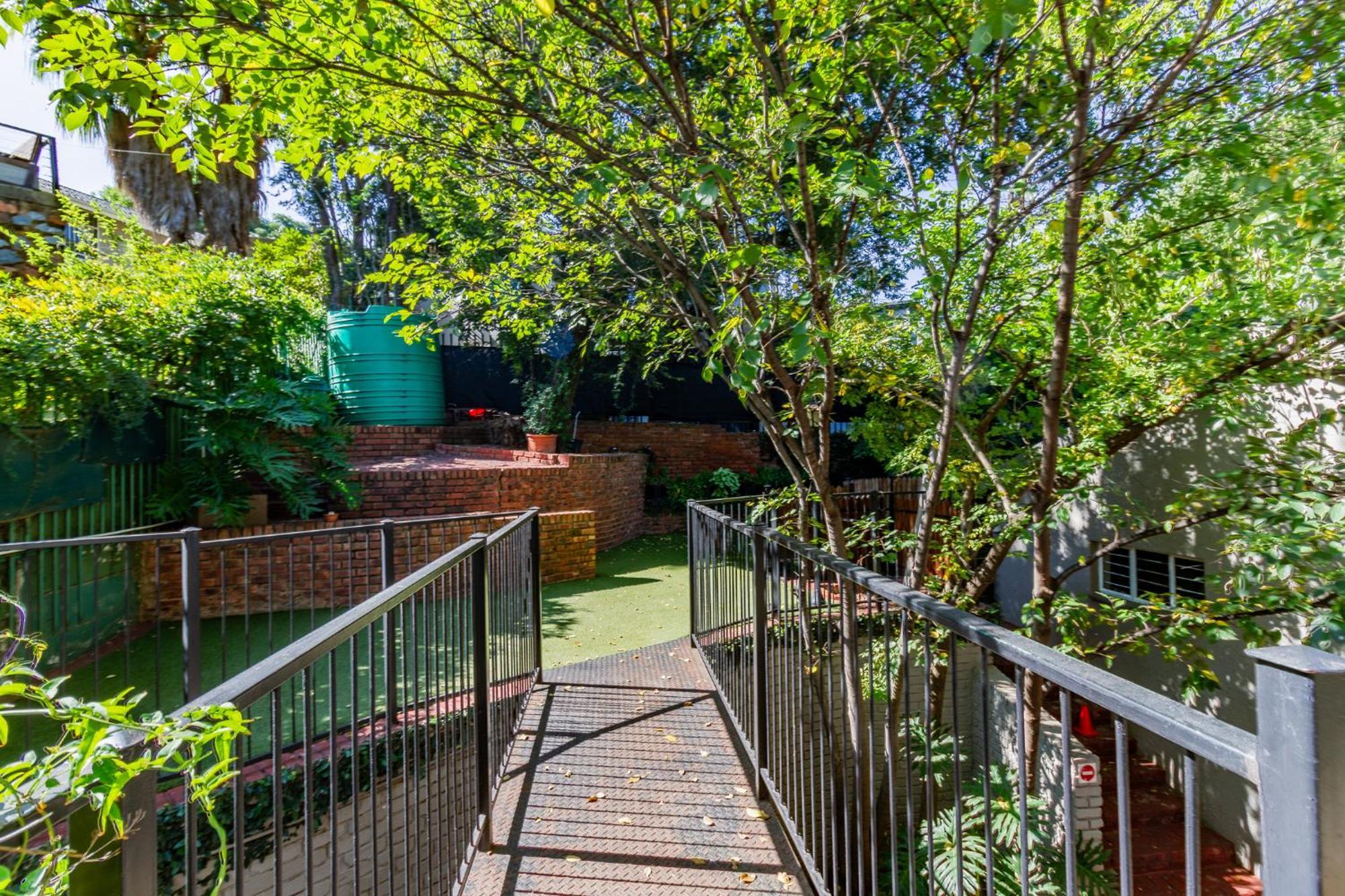 Pumleni Guesthouse Hartbeespoort Bagian luar foto