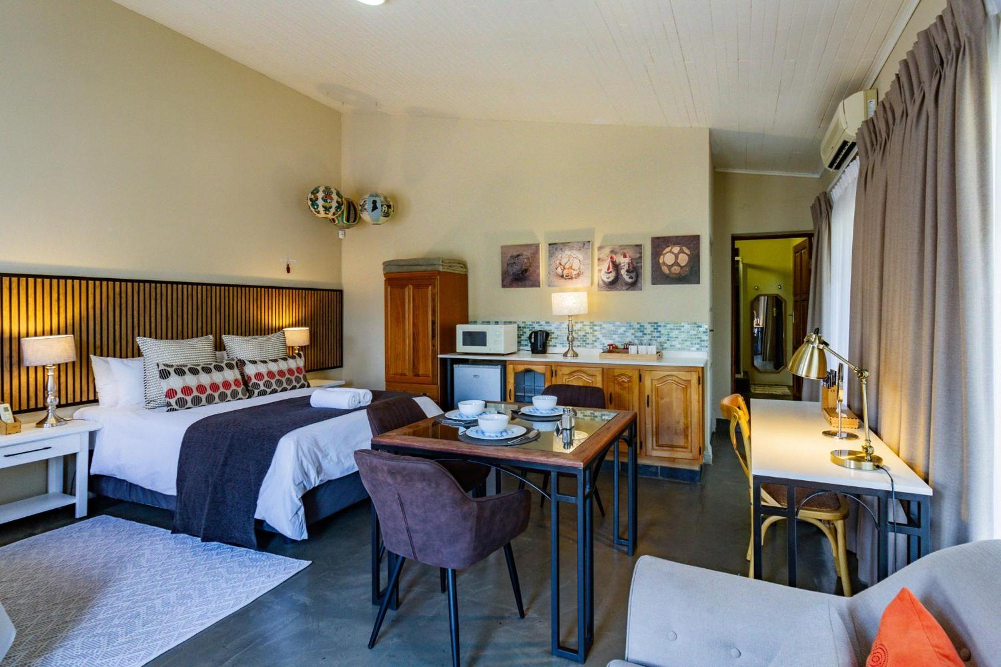 Pumleni Guesthouse Hartbeespoort Bagian luar foto