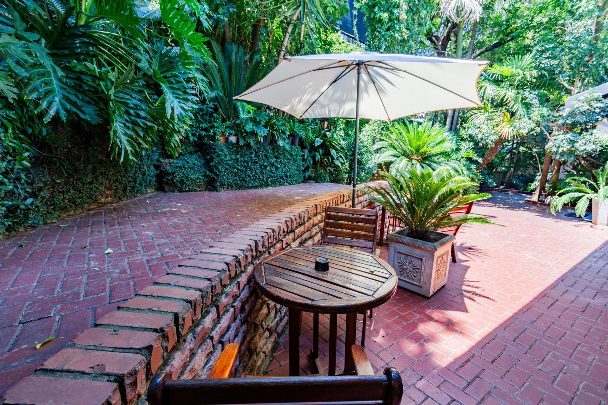 Pumleni Guesthouse Hartbeespoort Bagian luar foto