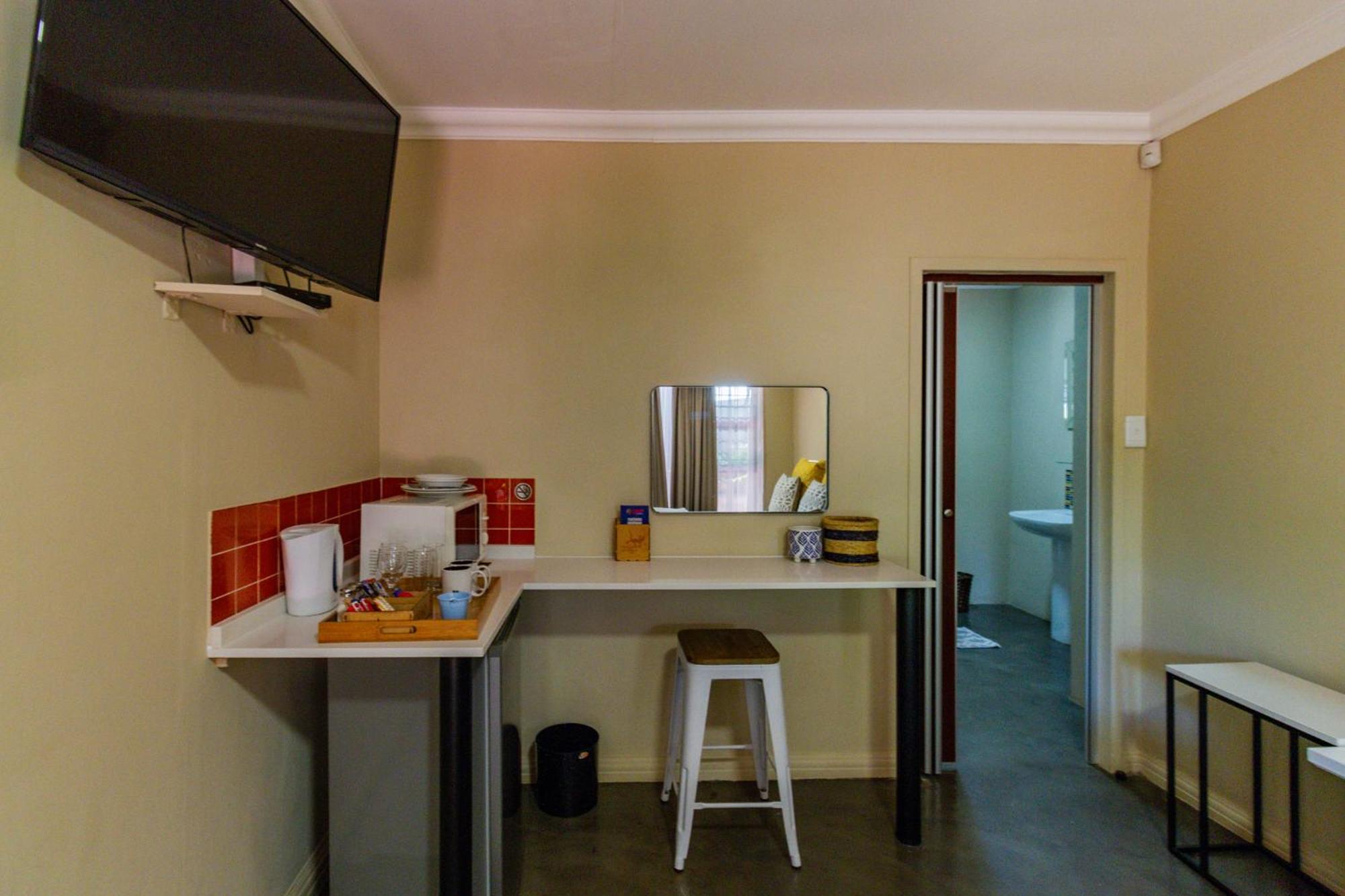 Pumleni Guesthouse Hartbeespoort Bagian luar foto