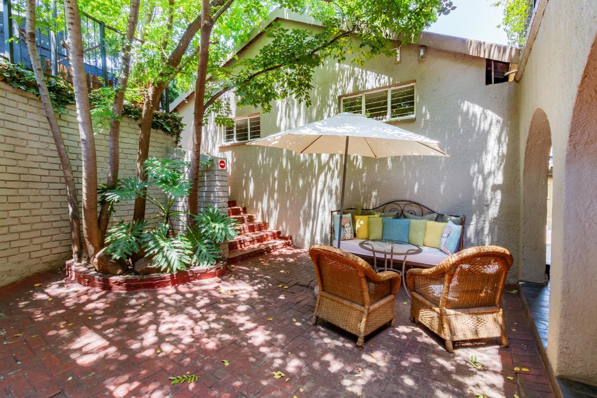 Pumleni Guesthouse Hartbeespoort Bagian luar foto