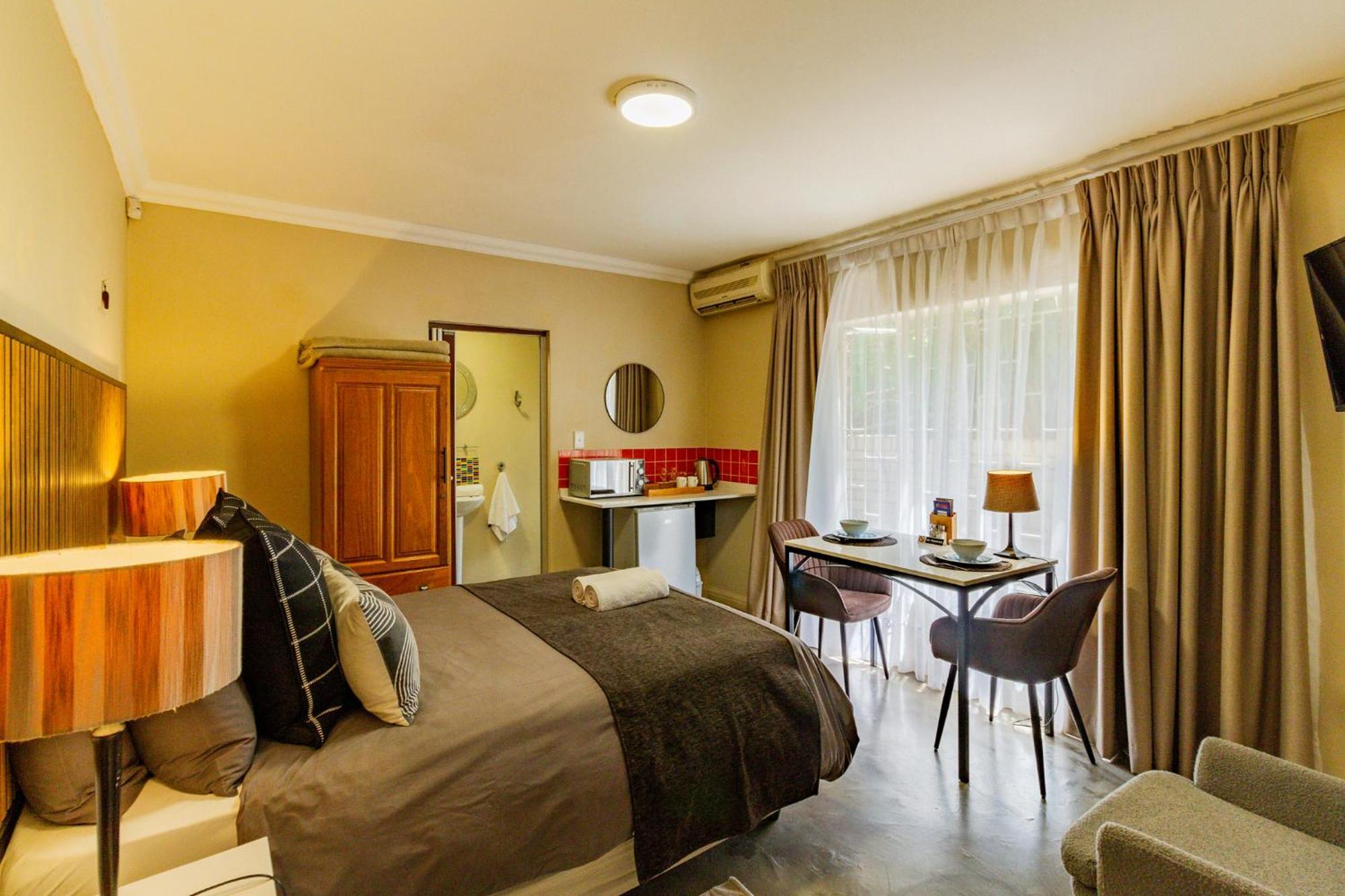 Pumleni Guesthouse Hartbeespoort Bagian luar foto