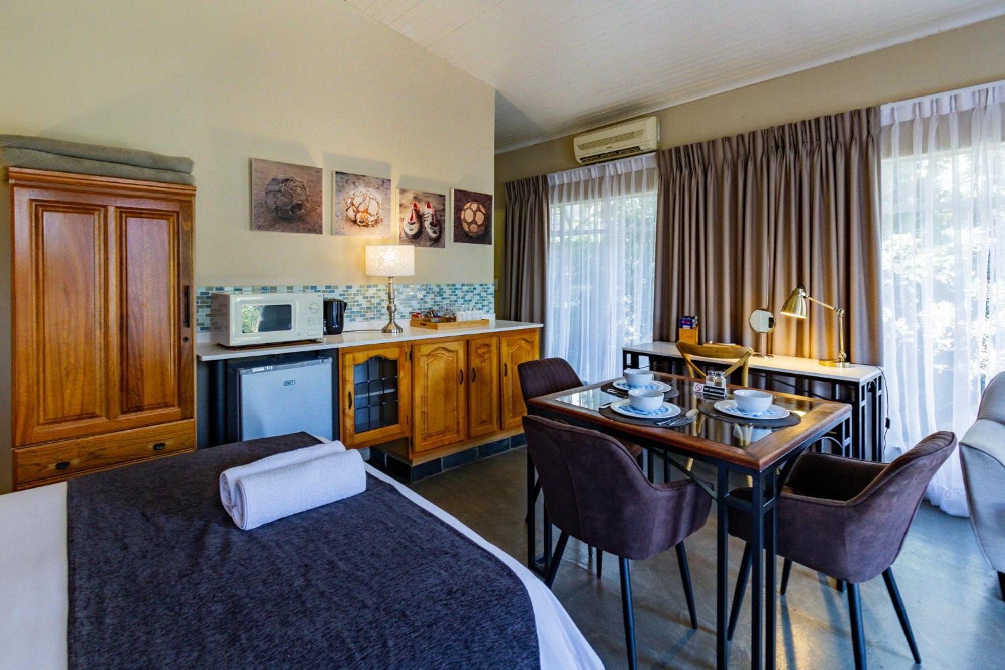 Pumleni Guesthouse Hartbeespoort Bagian luar foto