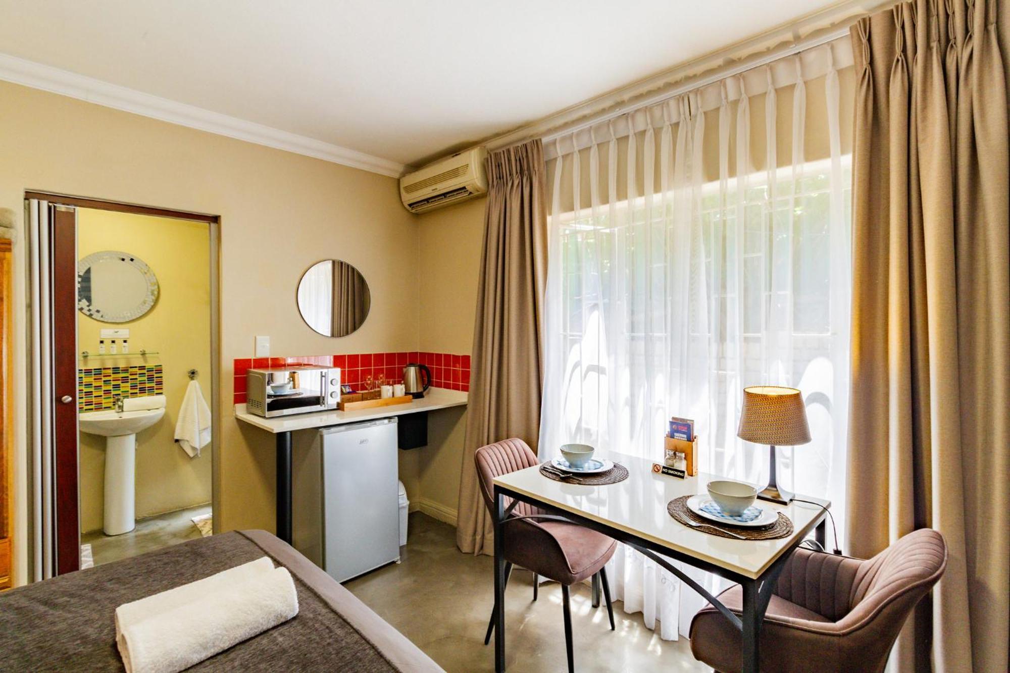Pumleni Guesthouse Hartbeespoort Bagian luar foto