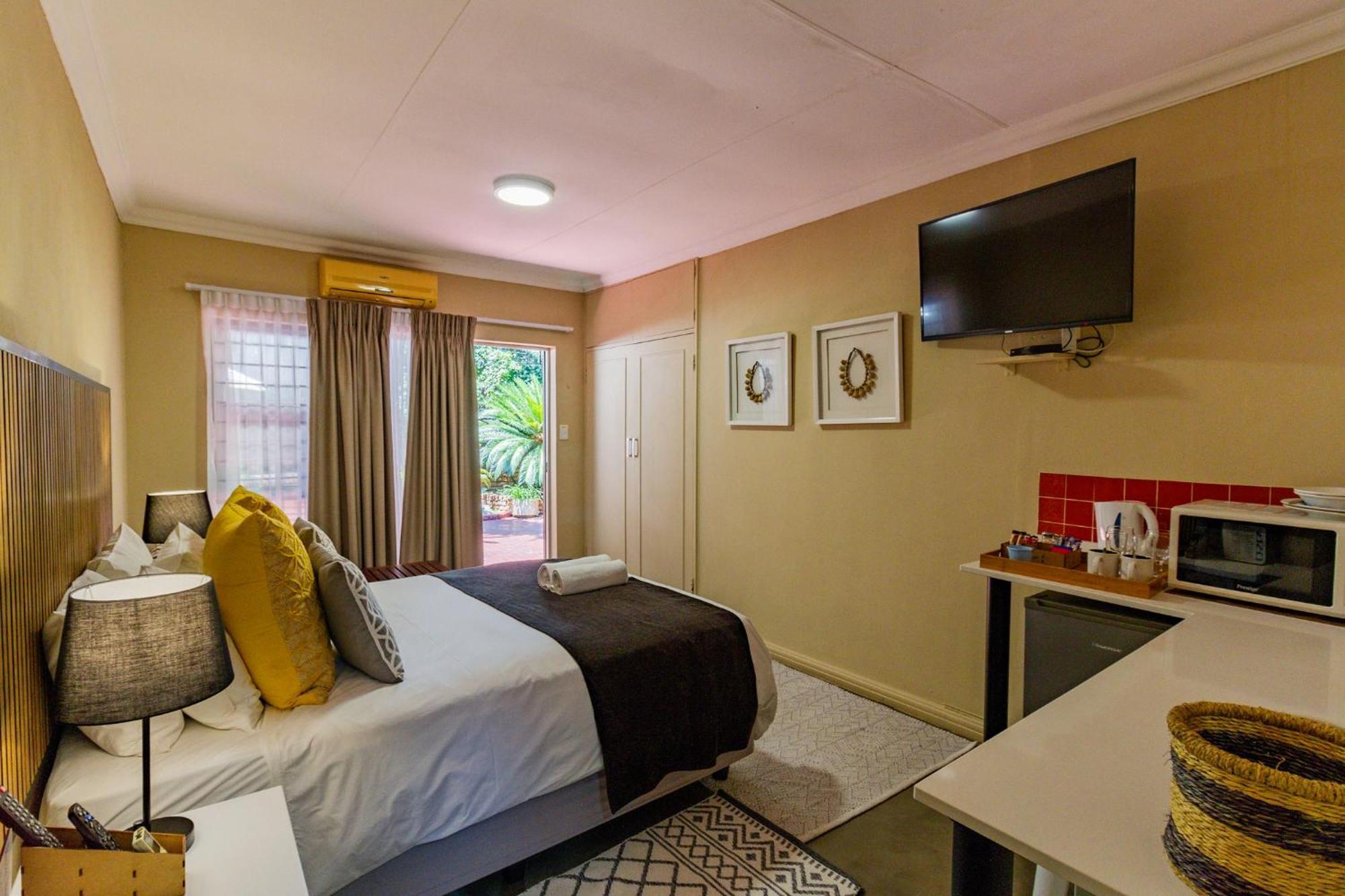 Pumleni Guesthouse Hartbeespoort Bagian luar foto