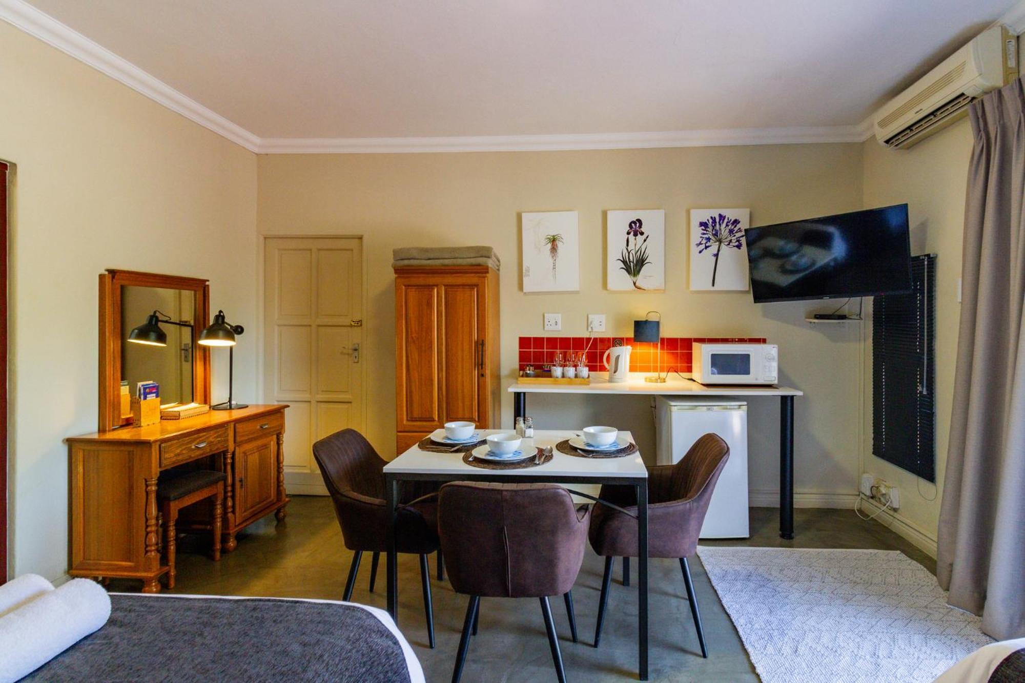 Pumleni Guesthouse Hartbeespoort Bagian luar foto