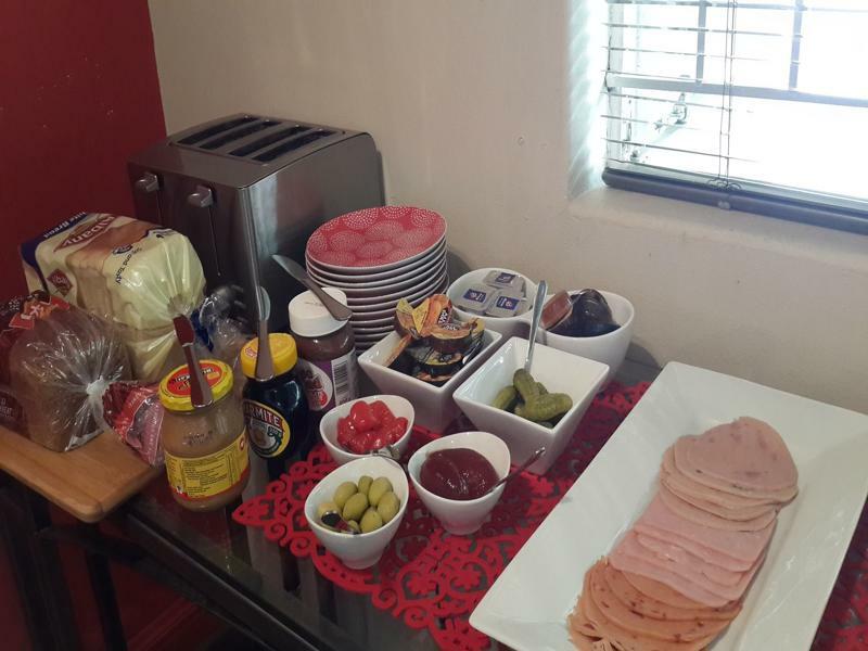 Pumleni Guesthouse Hartbeespoort Bagian luar foto