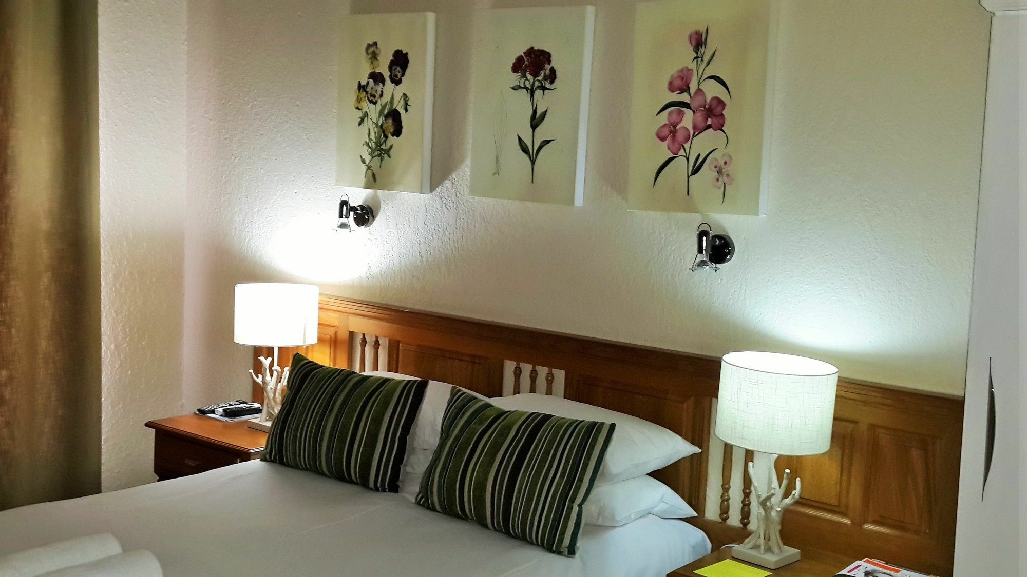 Pumleni Guesthouse Hartbeespoort Bagian luar foto