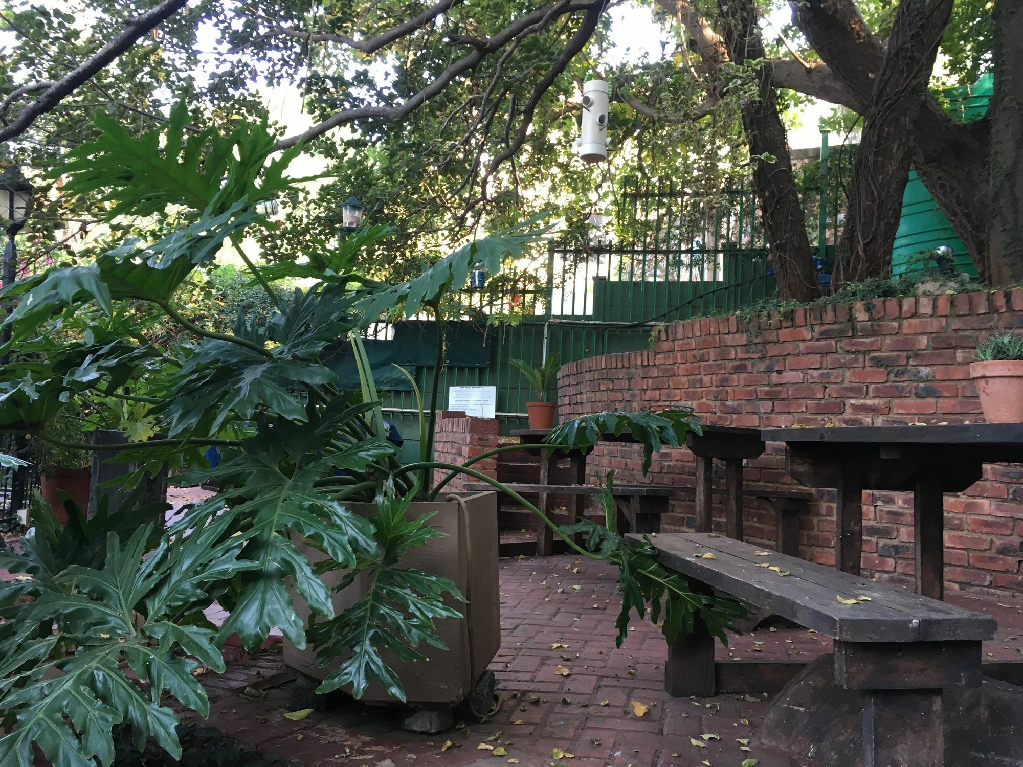 Pumleni Guesthouse Hartbeespoort Bagian luar foto