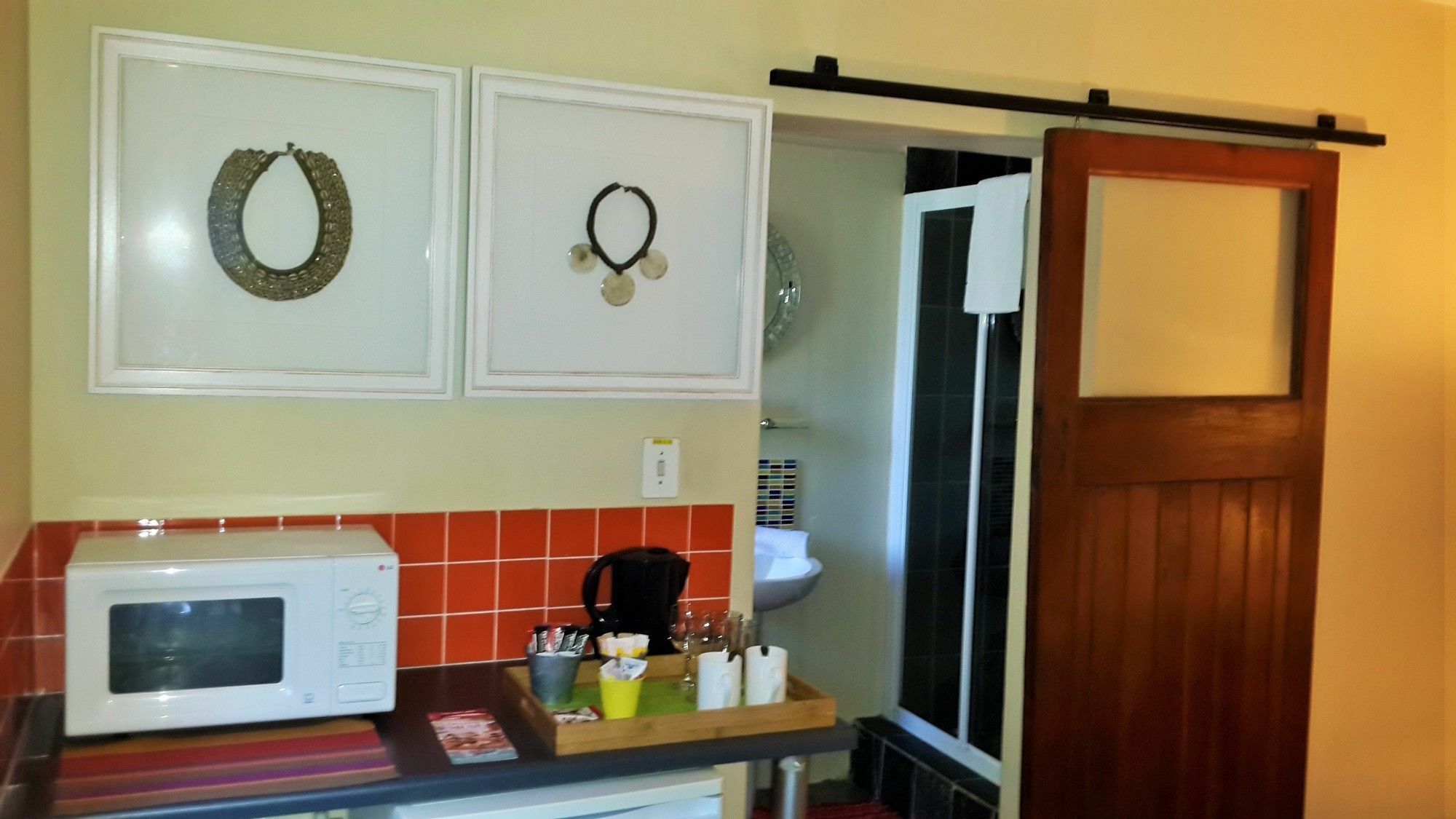 Pumleni Guesthouse Hartbeespoort Bagian luar foto